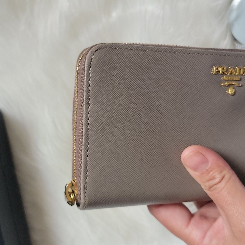 PRADA - Picture 7 of 16